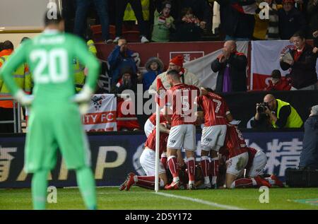 Joe Bryan von Bristol City feiert das erste Tor seiner Spielerin Des Spiels mit Teamkollegen Stockfoto