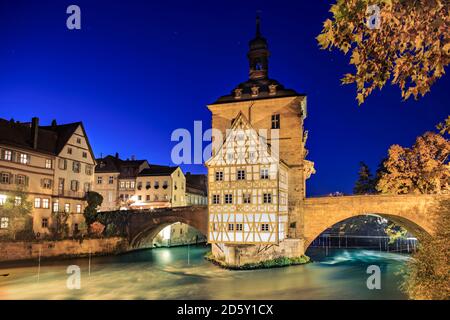 Deutschland, Bayern, Franken, Bamberg, Ansicht des alten Rathauses über Regnitz River bei Nacht Stockfoto