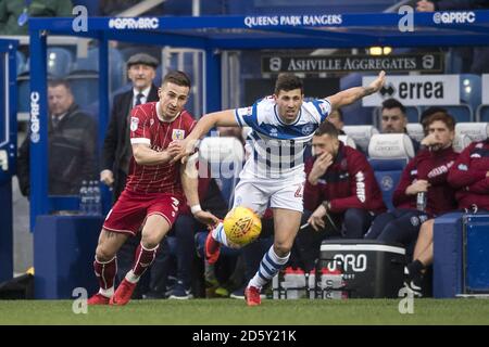 Joe Bryan von Bristol City und Pawel Wszolek von Queens Park Rangers Kampf um den Ball Stockfoto