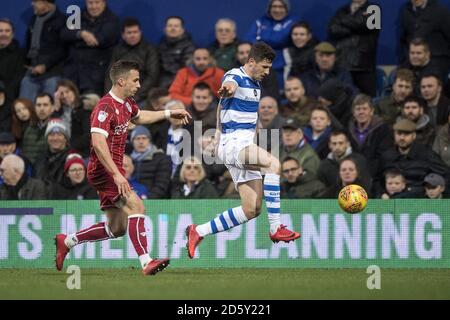 Joe Bryan von Bristol City und Pawel Wszolek von Queens Park Rangers Stockfoto