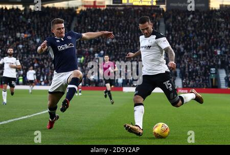 Bradley Johnson von Derby County, rechts kämpft um den Ballbesitz mit Shaun Hutchinson von Millwall, links Stockfoto