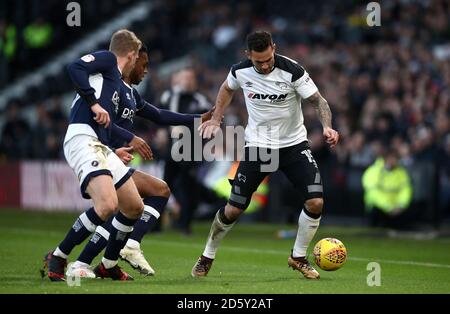 Bradley Johnson von Derby County, rechts kämpft um den Ballbesitz mit George Saville von Millwall, links Stockfoto