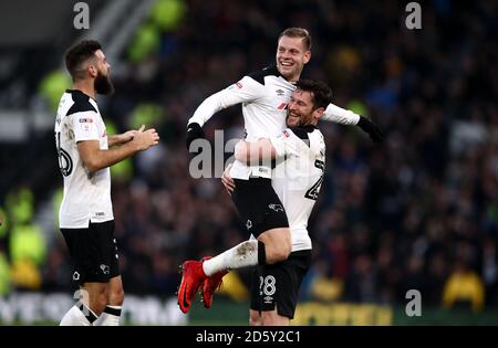 Matej Vydra von Derby County feiert das zweite Tor seiner Seite Des Spiels mit Teamkollegen David Nugent Stockfoto