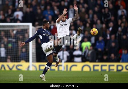 Bradley Johnson von Derby County, rechts kämpft um den Ballbesitz mit Mahlon Romeo von Millwall, links Stockfoto