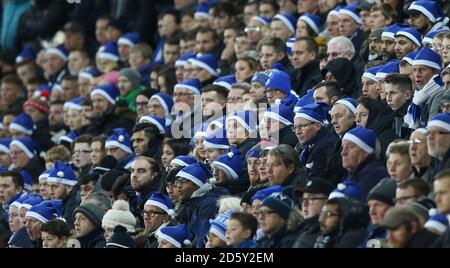 Leicester City Anhänger tragen 'Santa' Hüte während des Spiels gegen Manchester United Stockfoto