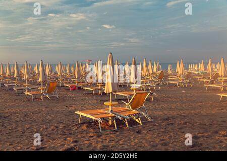 Italien, Lignano Sabbiadoro, Sonnenaufgang am Strand Stockfoto