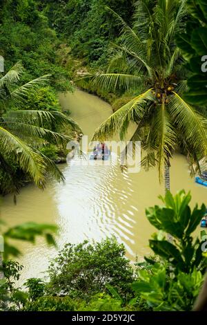 Indonesien, Java, Blick auf Holzfloß mit Touristen auf einem Fluss von oben gesehen Stockfoto