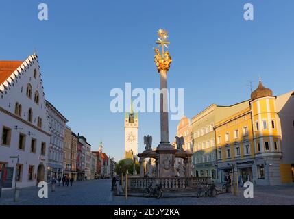 Deutschland, Bayern, Niederbayern, Straubing, Theresienplatz mit Dreifaltigkeitssäule Stockfoto