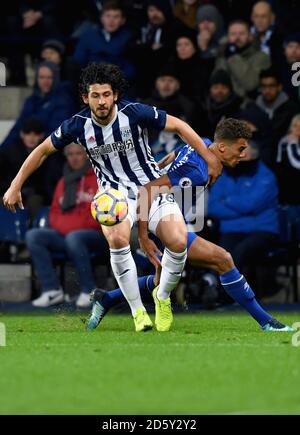 West Bromwich Albions Ahmed Hegazy (links) und Evertons Dominic Calvert-Lewin Wetteifern um Besitz Stockfoto