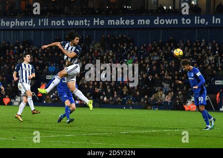 Ahmed Hegazy von West Bromwich Albion sieht seinen Kopf gerettet Stockfoto