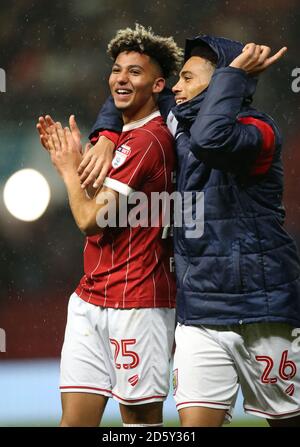 Lloyd Kelly und Zak Vyner (rechts) von Bristol City feiern danach Die letzte Pfeife Stockfoto