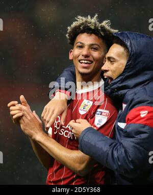 Lloyd Kelly und Zak Vyner (rechts) von Bristol City feiern danach Die letzte Pfeife Stockfoto