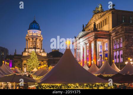 Deutschland, Berlin, Weihnachtsmarkt am Gendarmenmarkt vor dem Konzertsaal rechts und dem Deutschen Dom Stockfoto