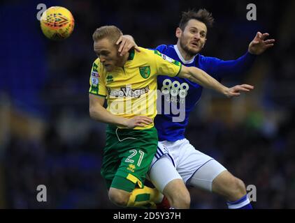 Birmingham Citys Jonathan Grounds (links) und Norwich Citys Alex Pritchard Kampf um den Ball Stockfoto