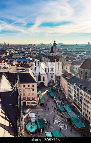 Deutschland, München, Blick auf den Viktualienmarkt, altes Rathaus und Heilige Geist Kirche von oben Stockfoto