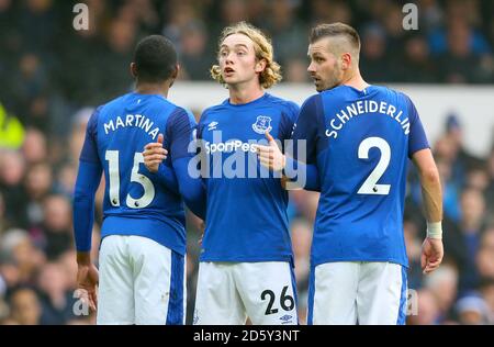 Everton's Cuco Martina, Everton's Tom Davies und Everton's Morgan Schneiderlin stehen während eines Chelsea-Freistocks an Stockfoto