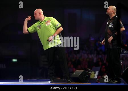 Michael van Gerwen (links) und Raymond Van Barneveld bei Tag 13 der William Hill World Darts Championship im Alexandra Palace, London. Stockfoto