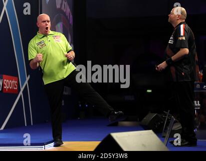 Michael van Gerwen feiert gegen Raymond Van Barneveld bei Tag 13 der William Hill World Darts Championship im Alexandra Palace, London. Stockfoto