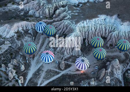 Türkei, Anatolien, Kappadokien, Heißluft Ballons in der Nähe von Göreme über Tuff rock Landschaft Stockfoto