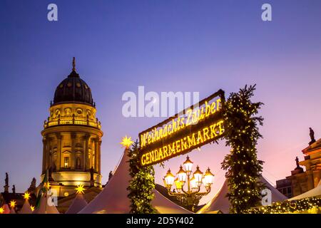 Deutschland, Berlin, Weihnachtsmarkt am Gendarmenmarkt mit beleuchteten deutschen Dom im Hintergrund Stockfoto