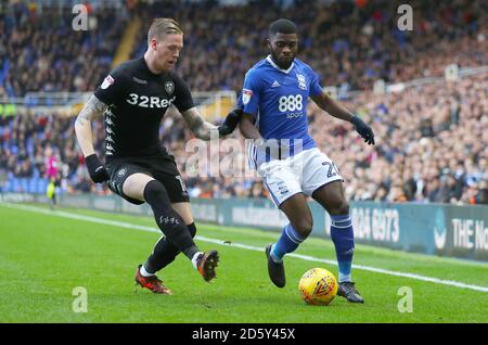 Jeremie Boga von Birmingham City und Pontus Jansson von Leeds United Für den Ball Stockfoto