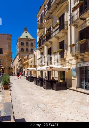 Italien, Sizilien, Provinz Trapani, Marsala, Altstadt, Piazza della Repubblica, Museum und Straßenrestaurant Stockfoto