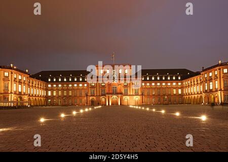 Deutschland, Mannheim, Blick zum Mannheimer Schloss bei Abenddämmerung Stockfoto