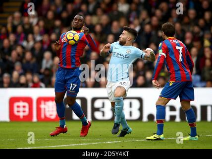 Crystal Palace's Christian Benteke (links) und Manchester City's Nicolas Otamendi (Mitte) Kampf um den Ball Stockfoto