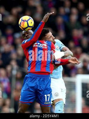 Crystal Palace's Christian Benteke (links) und Manchester City's Nicolas Otamendi (Rechts) Kampf um den Ball Stockfoto