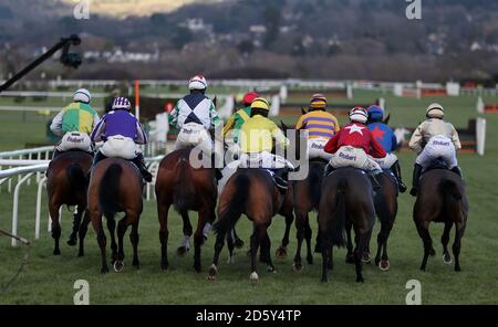 Läufer und Fahrer starten in der BetBright Best for Das Festival Wetten Handicap Steeplechase während des Neujahrstages Treffen auf der Cheltenham Rennbahn Stockfoto