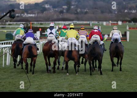 Läufer und Fahrer starten in der BetBright Best for Das Festival Wetten Handicap Steeplechase während des Neujahrstages Treffen auf der Cheltenham Rennbahn Stockfoto