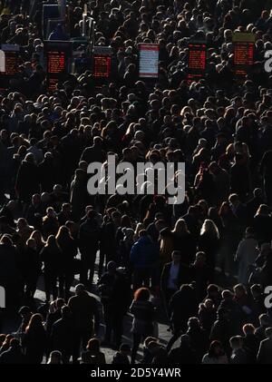 Racegoers vor den Bücherständen während des Neuen Jahresversammlung auf der Pferderennbahn Cheltenham Stockfoto