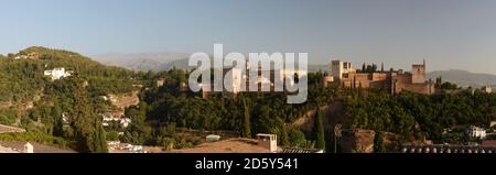 Spanien, Granada, Blick über die Alhambra, Sierra Nevada im Hintergrund, Panorama Stockfoto