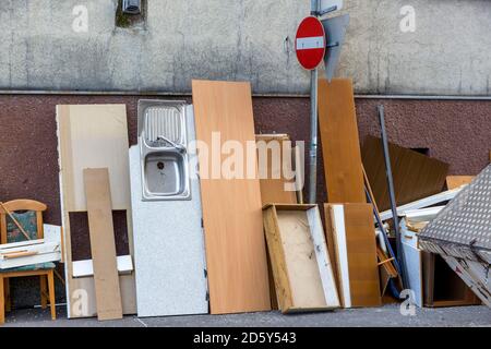 Österreich, Bulk Müll auf Bürgersteig Stockfoto