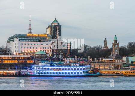 Deutschland, Hamburg, Bornsteinplatz, Blick über die Elbe bis St. Pauli Anlegestellen am Abend Stockfoto