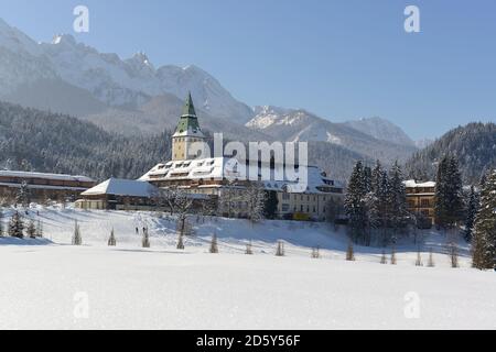 Deutschland, Bayern, Schloss Elmau im schneebedeckten Wettersteingebirge Stockfoto