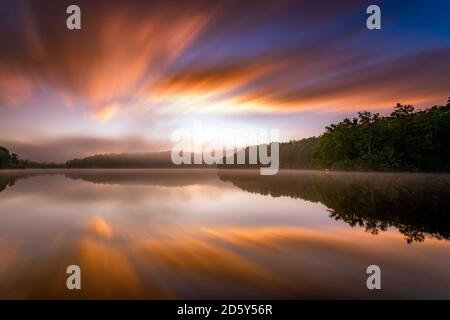 USA, North Carolina, Blowing Rock Preis See bei Sonnenaufgang gesehen von Blue Ridge Parkway Stockfoto