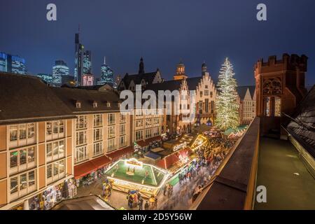 Deutschland, Frankfurt, Weihnachtsmarkt am Roemerberg abends von oben gesehen Stockfoto