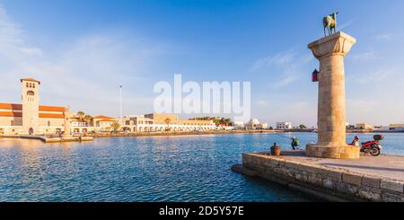 Griechenland, Rhodos, Eingang zum Mandraki-Hafen mit Hirsch Figur Stockfoto