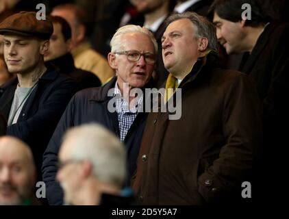 Der liberale Demokrat Norman Lamb und Norwich City Chairman Ed Balls im Directors Box vor dem Start des Sky Bet Championship Matches in der Carrow Road Norwich. Stockfoto