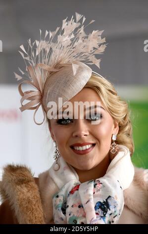 Lady Day Botschafterin und Miss England Stephanie Hill während der Neujahrstreffen auf der Pferderennbahn Cheltenham Stockfoto