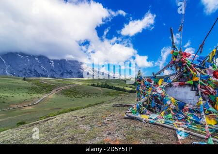 China, Yunnan, Lijiang, Tibetanischer Tempel Yak Meadow und Berglandschaft Stockfoto