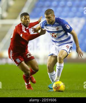 Michael Morrison (links) von Birmingham City und Joey van den von Reading Berg Kampf um den Ball Stockfoto