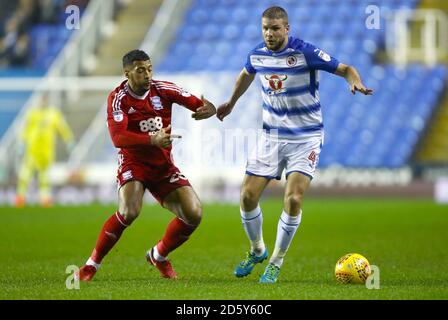 Michael Morrison (links) von Birmingham City und Joey van den von Reading Berg Kampf um den Ball Stockfoto