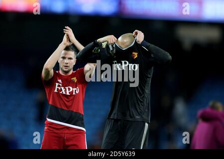 Watfords Tom Cleverley und Watford Torhüter Heurelho Gomes nach dem Besiegt Stockfoto