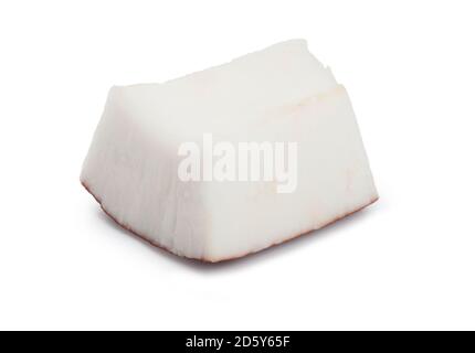 Studioaufnahme von kleinen Kokosnussstücken, gegen die es geschnitten wurde Ein weißer Hintergrund - John Gollop Stockfoto