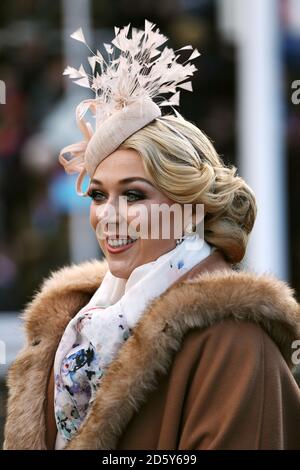 Lady Day Botschafterin und Miss England Stephanie Hill während der Neujahrstreffen auf der Pferderennbahn Cheltenham Stockfoto