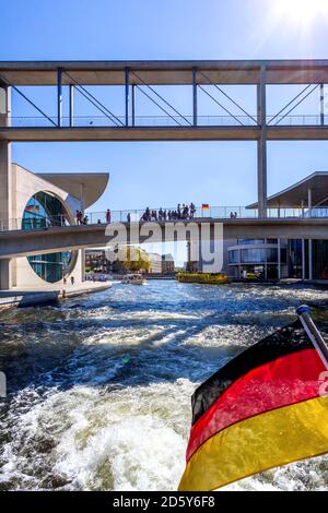 Deutschland, Berlin, Regierungsviertel und Deutsche Flagge auf Exkursion Boot auf der Spree Stockfoto