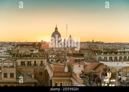 Die Skyline von Rom mit San Carlo al Corso und Petersdom vor Sonnenuntergang von der Spanischen Treppe aus gesehen, Italien Stockfoto
