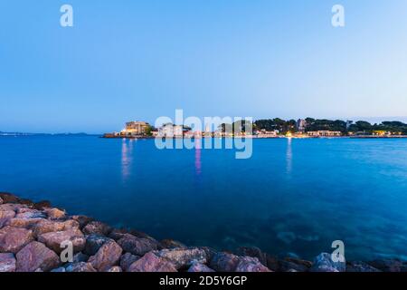 Frankreich, Provence-Alpes-Cote d'Azur, Departement Var, bei Bandol, Ile de Bendor, Privatinsel Paul Ricard am Abend Stockfoto